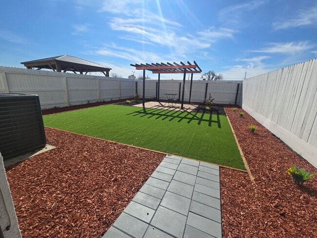 Building Photo - 3 BR 2.5 BA Available Now