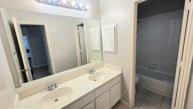 Building Photo - 4101 Pinewood Dr