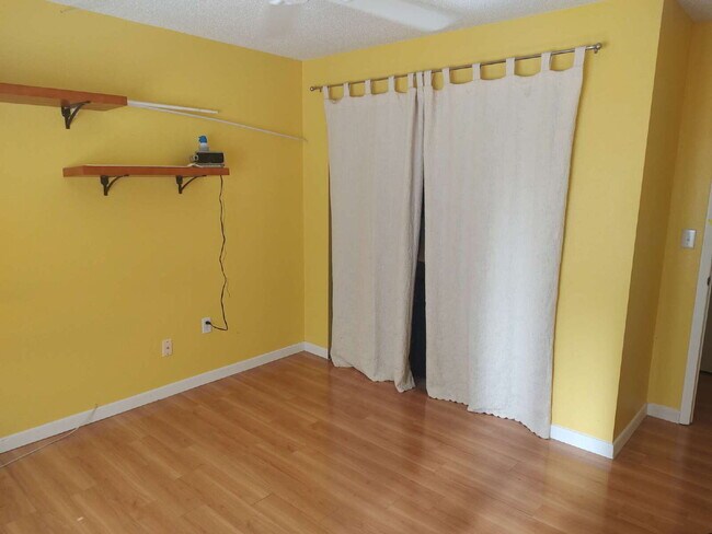 Building Photo - "$200 move in Special. Quite and Peaceful ...