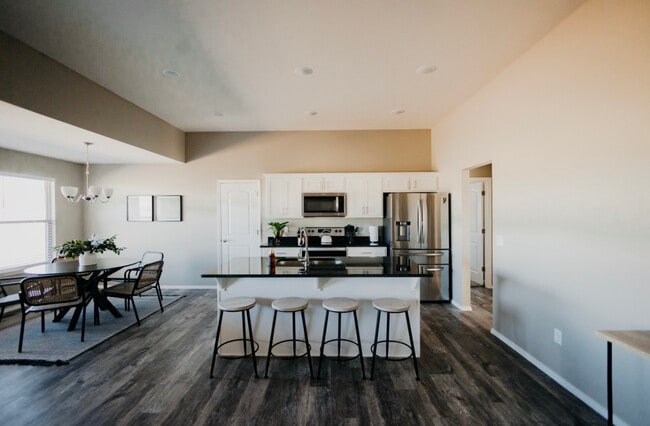 Building Photo - 593 E Melton Rd