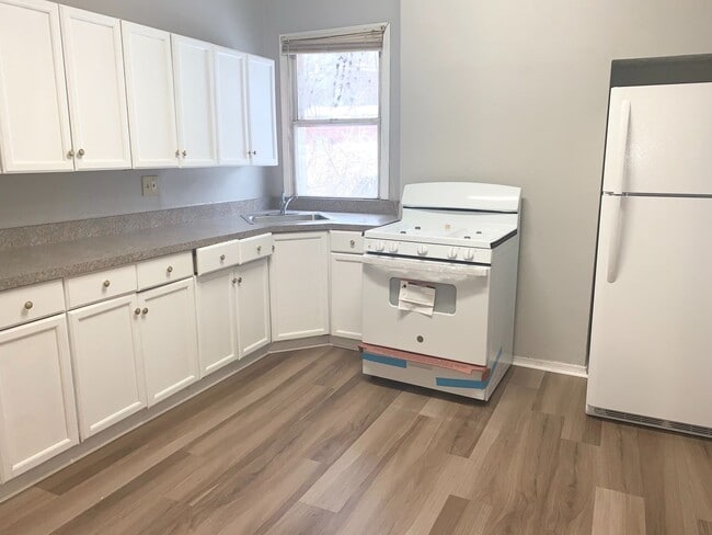 Building Photo - 3 Bed 1 Bath Home in the Marshall-Shadelan...