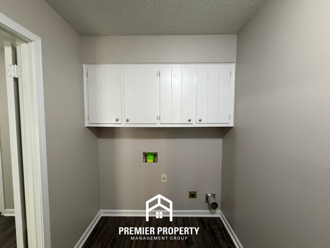 Building Photo - 3955 Castile St
