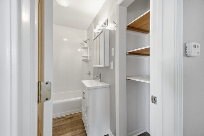 Building Photo - Move-In Ready 2 Bedroom Home with Basement Garage