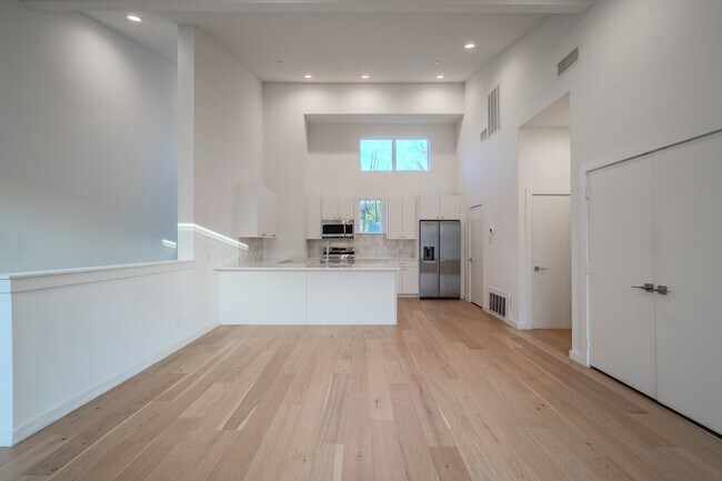 Building Photo - Stunning Newer Townhomes in Lakewood — Walk to Whole Foods, Trader Joe's & Lower Greenville