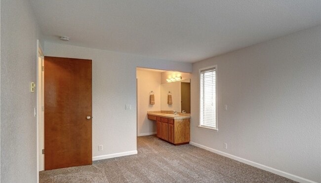 Building Photo - Charming 2 BR 2 Ba Apartment/Condo