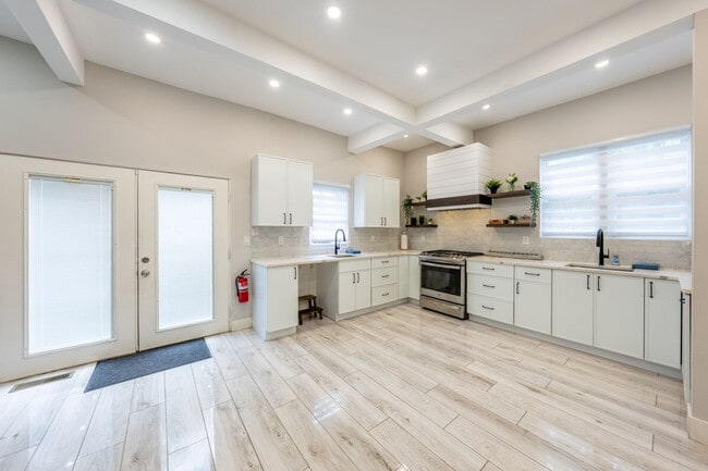 Building Photo - 139 W 4th Ave