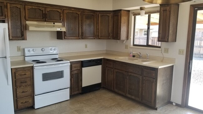 Building Photo - 2 Bed, 1 & 1/2 Bath, 1 Car Garage Duplex off of Patterson!!!!