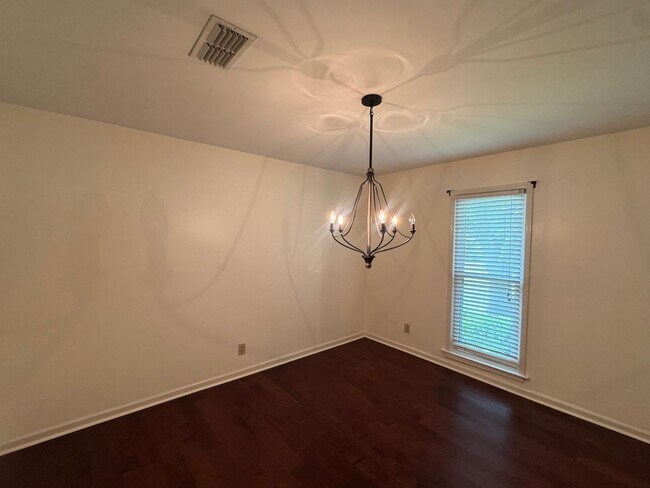 Building Photo - Beautiful home with over 2k square feet!