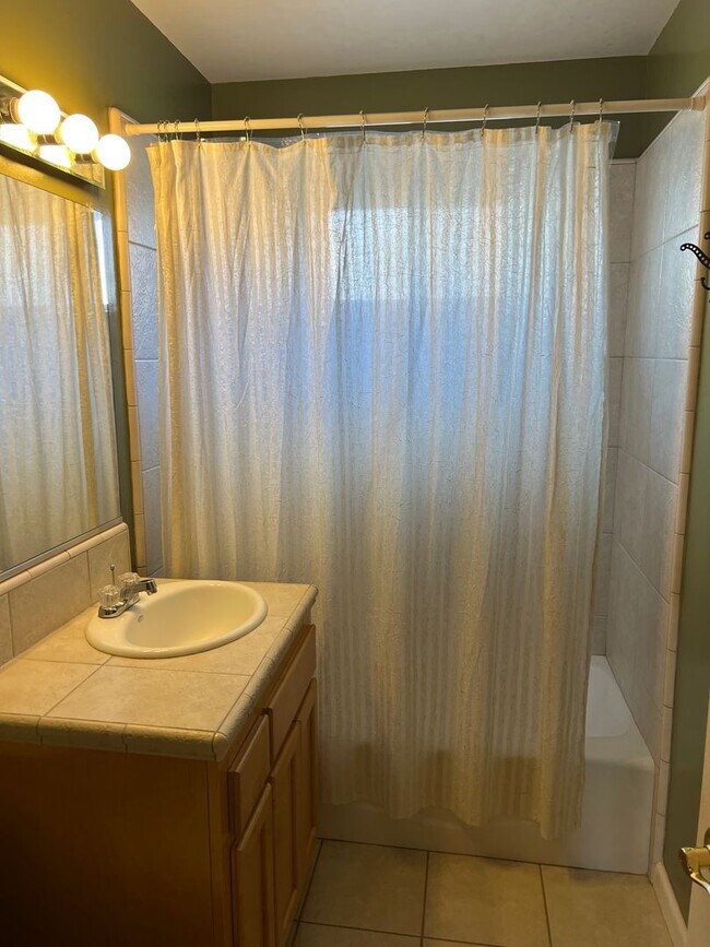 Building Photo - Welcome to this charming 2-bedroom, 2-bathroom home!