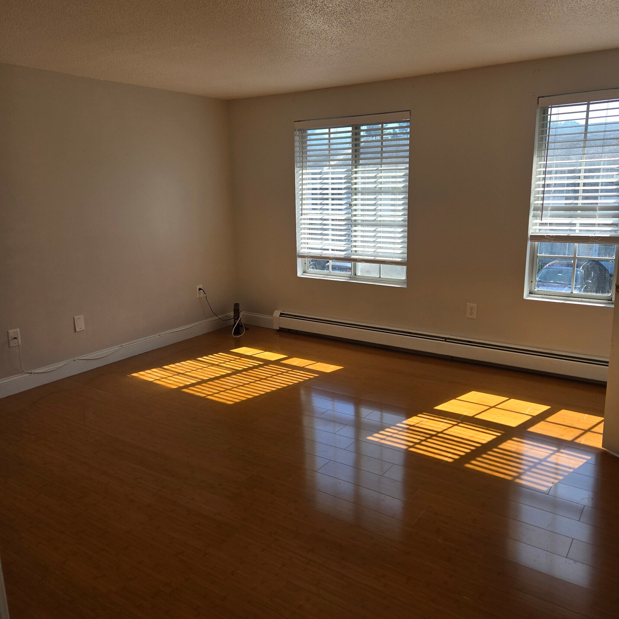 Building Photo - 945 Riverside Dr
