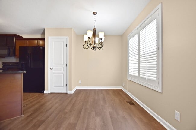Building Photo - Pet Friendly Three Bedroom!