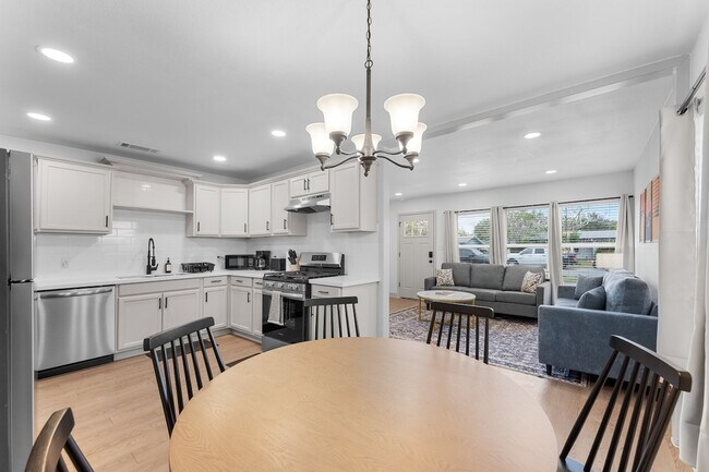 Building Photo - 4301 Sherwood Dr