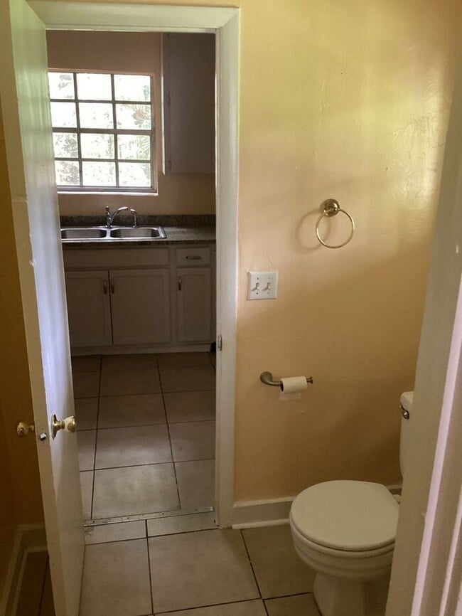 Building Photo - 3bedrooms Single Family House Availabe Now...