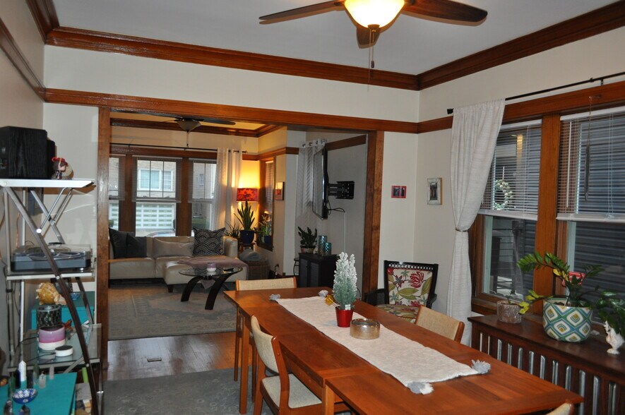Building Photo - 5105 W Cornelia Ave
