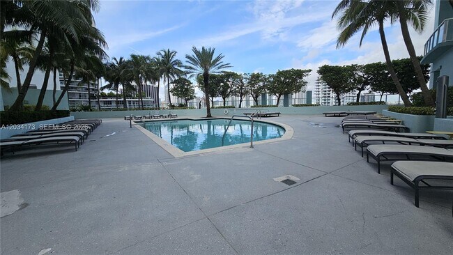 Building Photo - 1900 N Bayshore Dr