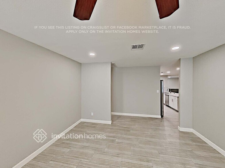 Building Photo - 2440 E Manhatton Dr