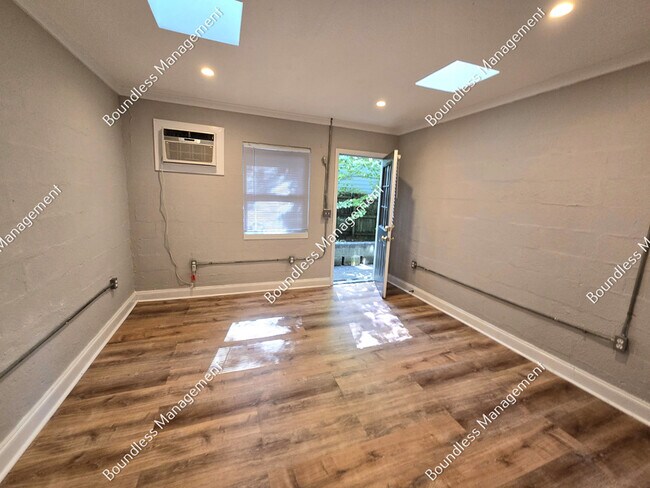 Building Photo - 712 Highland Ave NE