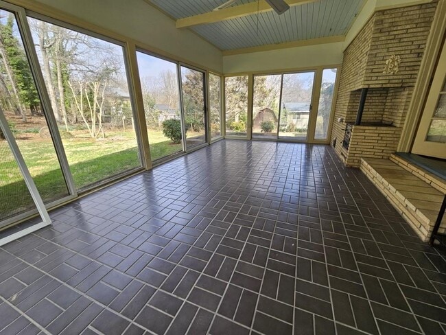 Building Photo - 1181 Lake Shore Cir