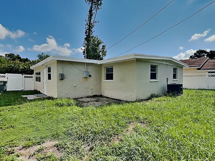 Building Photo - 2514 10th Ave Dr E