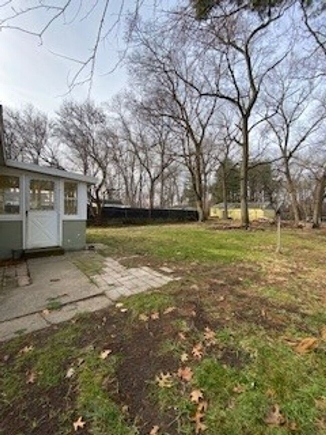 Building Photo - 55363 Lexington Ave
