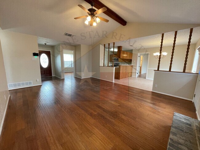 Building Photo - 1303 August Dr