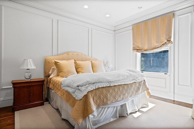 Building Photo - 348 Beacon St