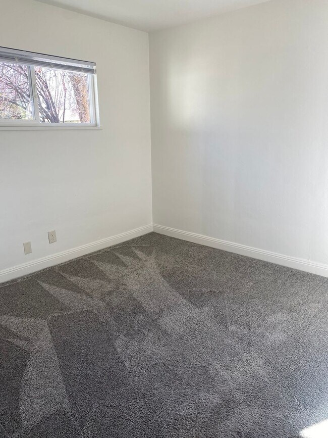 Building Photo - Sweet 4 bd, 2 bath, 2+car garage near MidTown