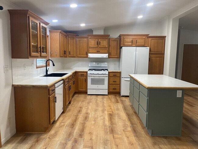 Building Photo - 1027 Falls Creek Dr