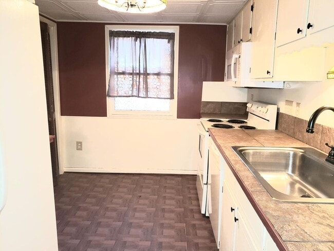 Building Photo - Vaughn Rd Convenient!