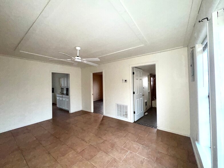 Another living room - 11991 S Edmondson Rd