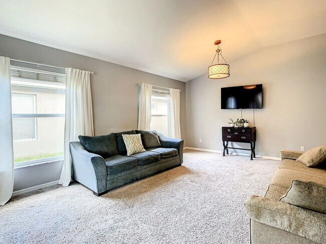 Building Photo - "Spacious 4-Bedroom Haven with 2 Full Baths in Brandon, FL – Your Dream Home Awaits!"