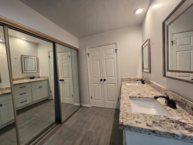 Building Photo - 610 Woodlake Cir