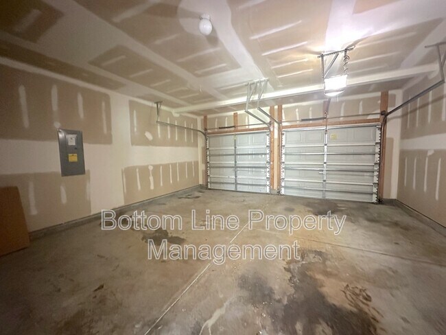 Building Photo - 6223 Woodland Commons Dr