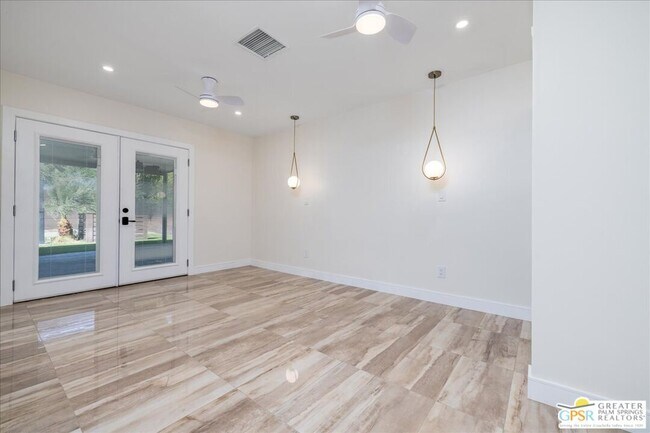 Building Photo - 372 E Molino Rd