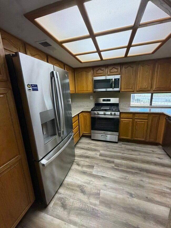 Building Photo - TWO BEDROOM TOWNHOME IN THE LAKES WITH GARAGE AND ATTACHED CARPORT