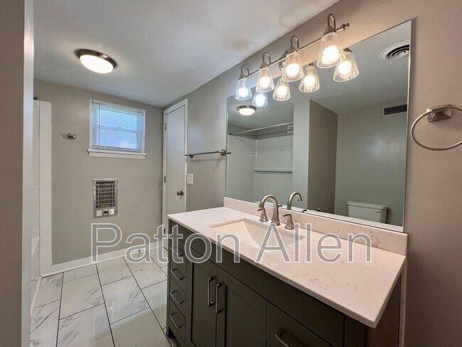 Building Photo - 1020 Hendersonville Rd