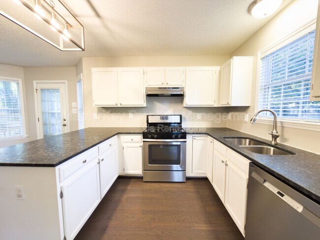 Building Photo - 251 Tillamook Dr