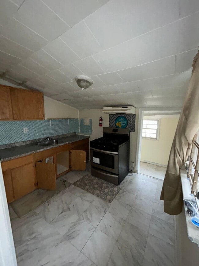 Building Photo - 2 bed freshly updated