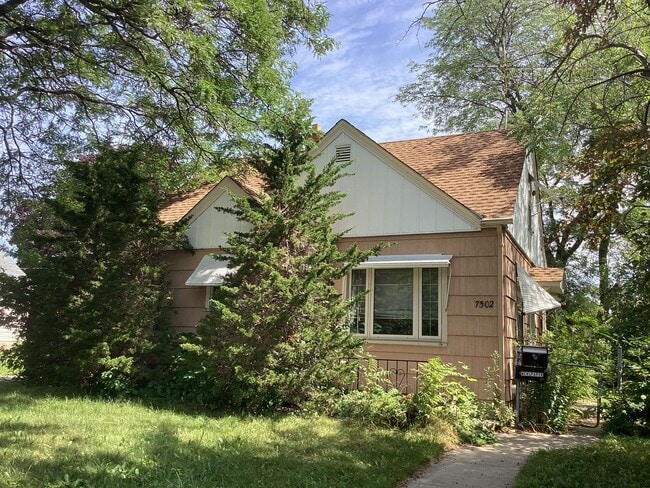 Building Photo - 3 Bedroom Single Family Home