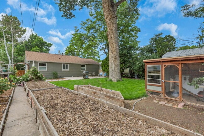 Building Photo - 3032 S Corona St