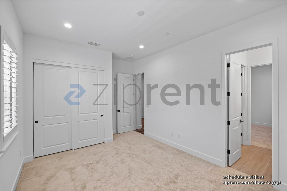 Building Photo - Unit