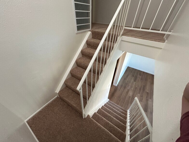 Building Photo - 4740 W Rose Ln