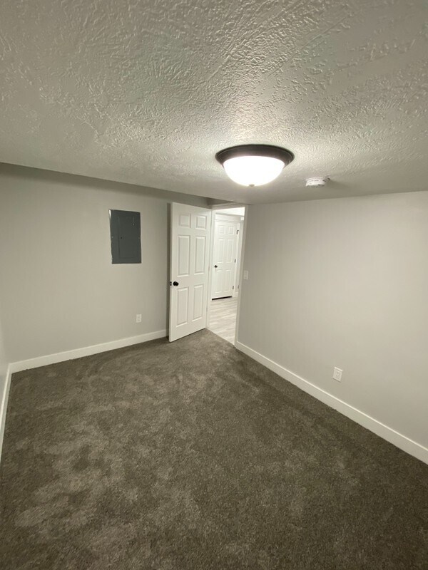 Building Photo - 586 E 150 S
