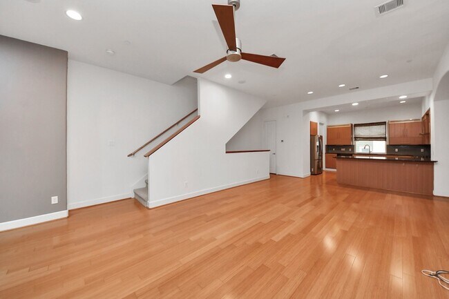 Building Photo - 1403 Delano St