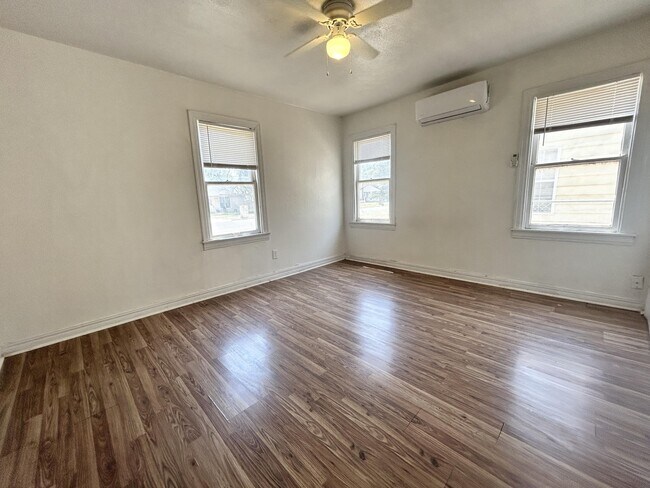 Building Photo - 114 N Avenue V