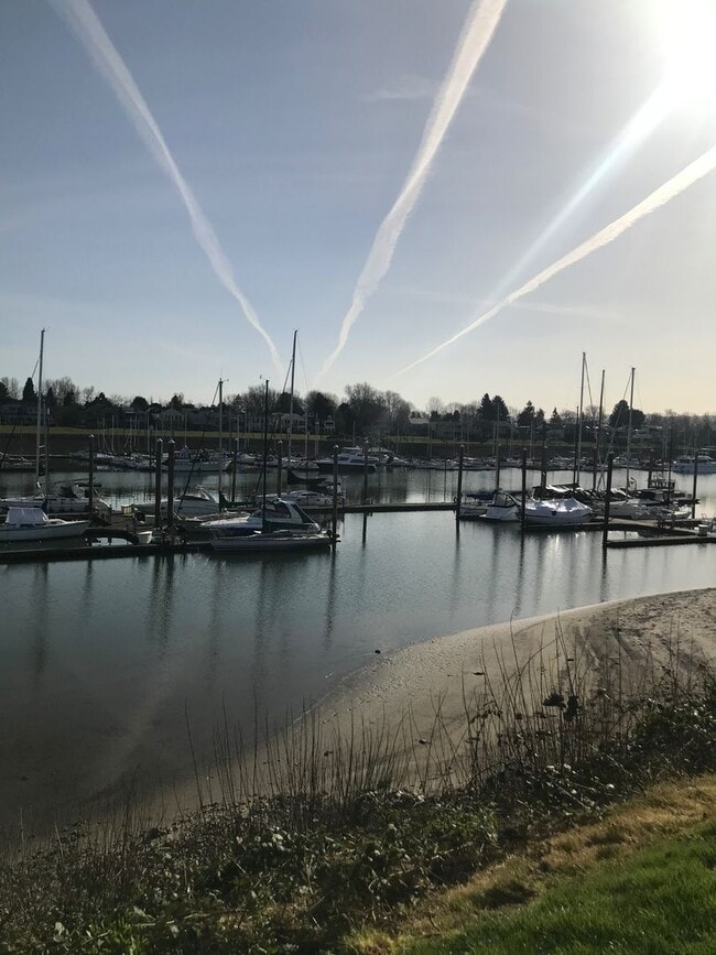 Building Photo - Bright Loft Condo with Stunning Columbia River Views