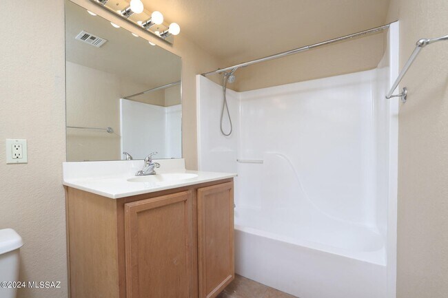 Bath #2 (full bath w/tub) - 101 S Players Club Dr