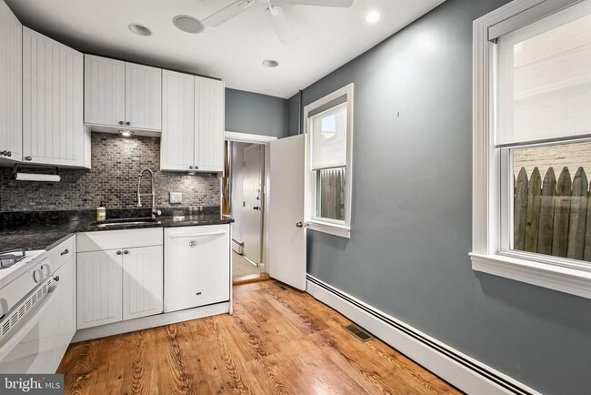 Building Photo - 719 S Montford Ave
