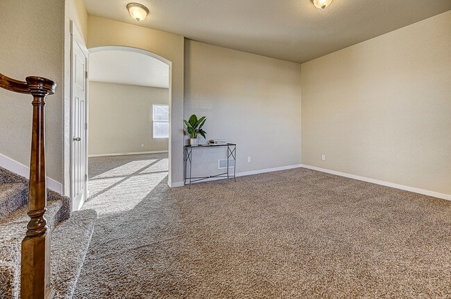 Building Photo - HUGE SIX (6!!!) BD HOME IN LORSON RANCH!