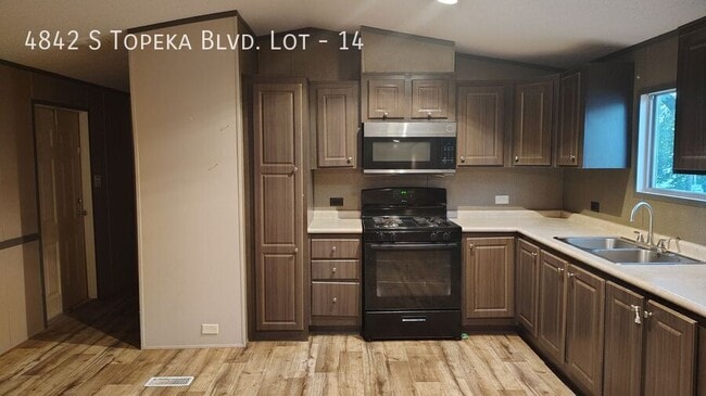 Building Photo - 4842 SW Topeka Blvd